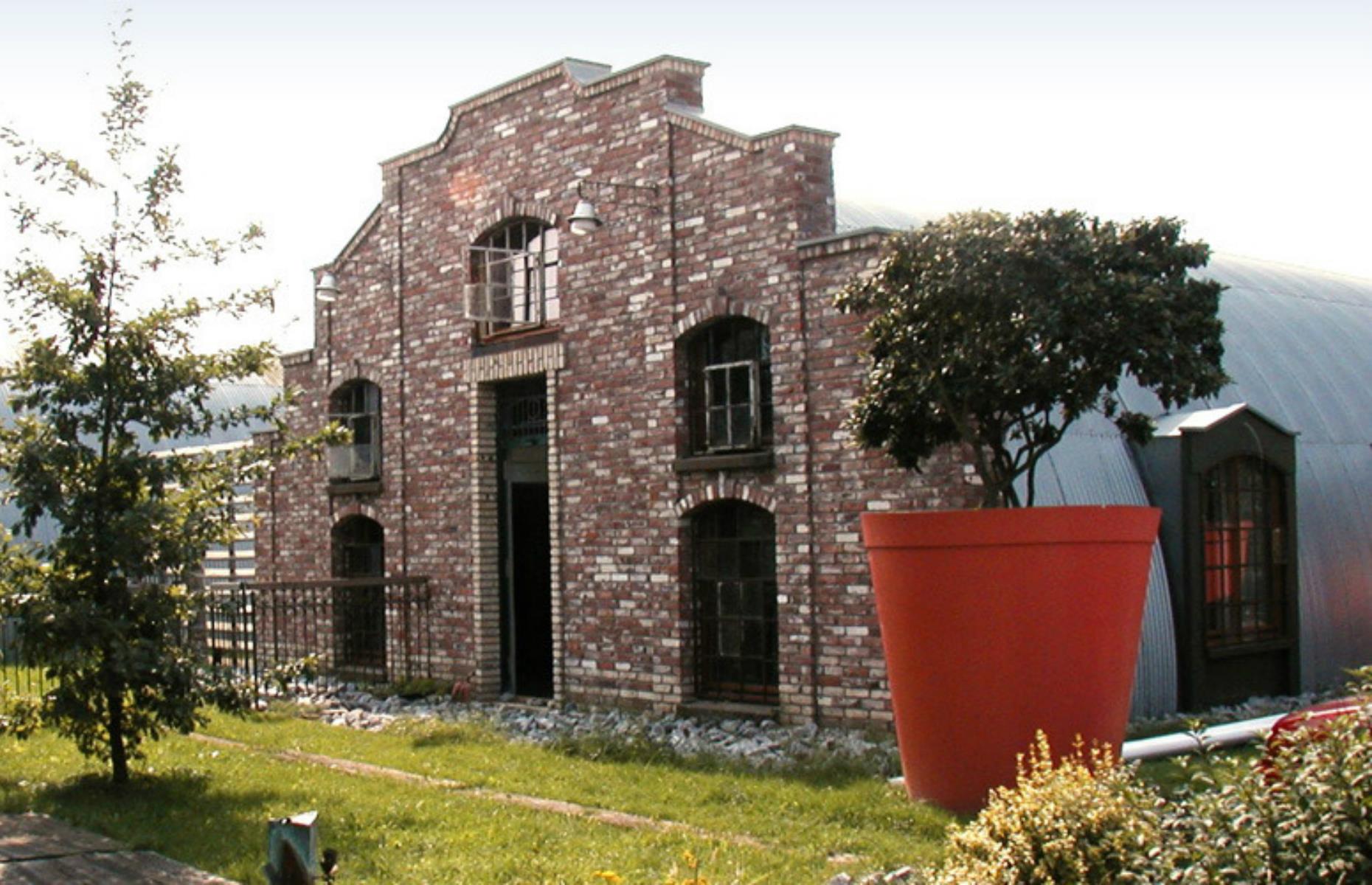 Traditional Life Industrial Estate, Uetze, Germany: You won't believe people live inside these hangar homes